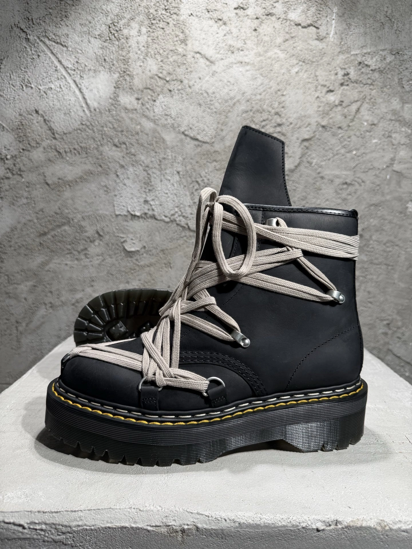 OOBB-- Ow59s DM02E68128001-09  DW02E68128001-09 Ow59s x Dr.Martin Calfskin cowhide item:F-X409B0220B
